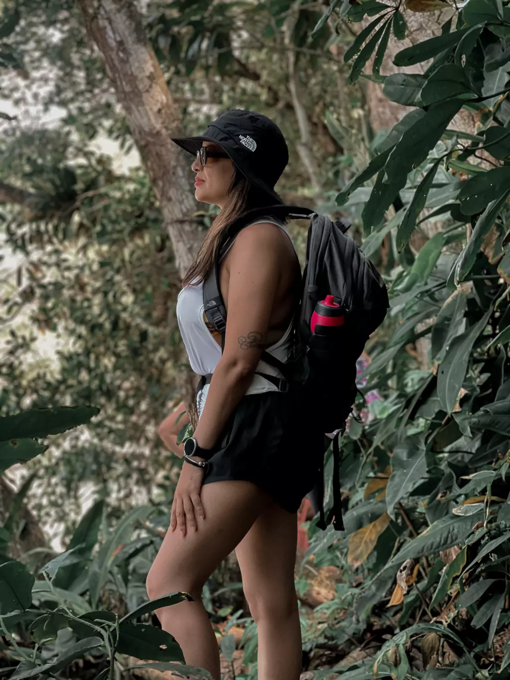 Mulheres em momento de conexão na natureza